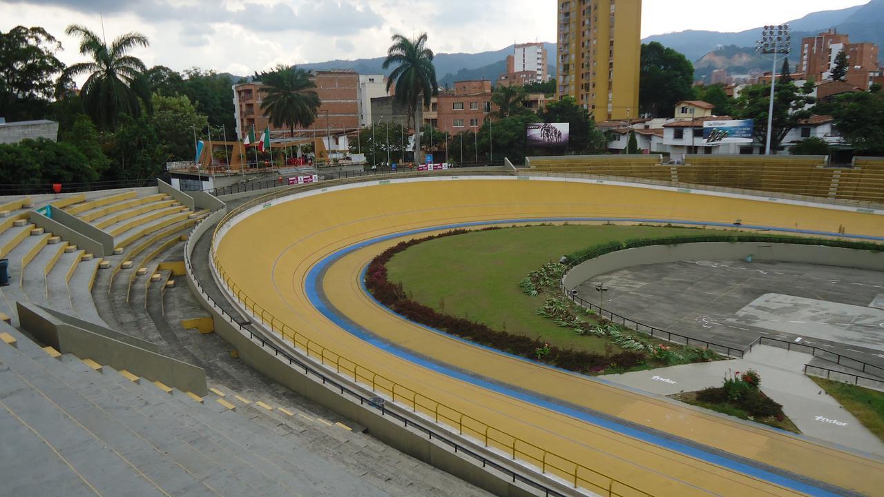 Iris Hostel Medellín Extérieur photo