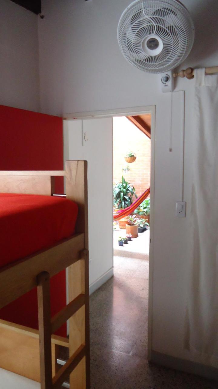 Iris Hostel Medellín Extérieur photo