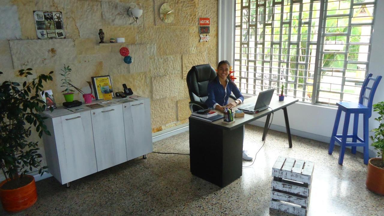 Iris Hostel Medellín Extérieur photo