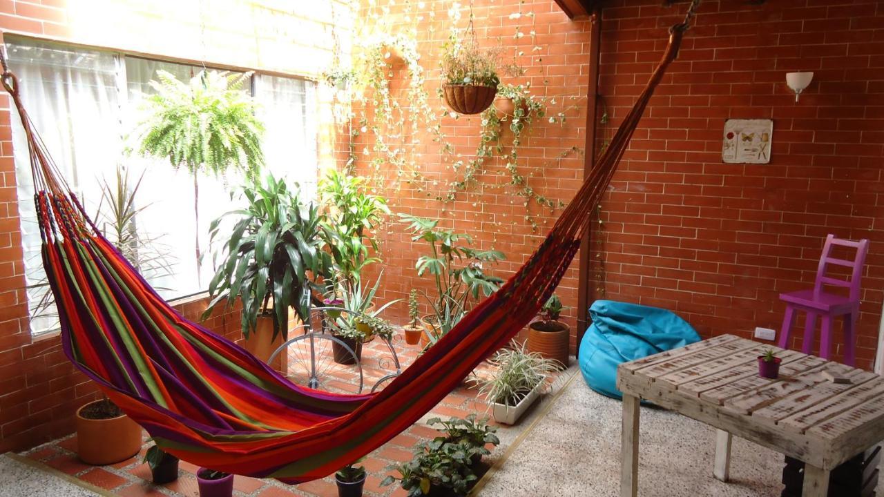 Iris Hostel Medellín Extérieur photo